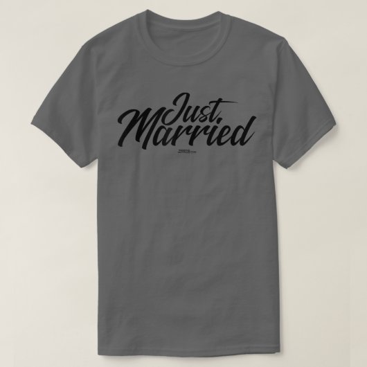 たった今結婚しました新郎新婦ティーズ結婚アニバーズ Tシャツ (デザイン正面)
