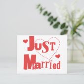 たった今結婚しました赤いハート 案内ポストカード (スタンド正面)