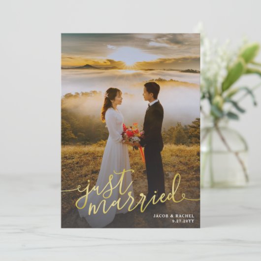 たった今結婚しました金ゴールドスクリプトオーバーレイ結婚フォト 案内状 (スタンド正面)