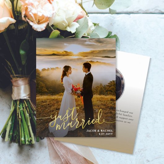 たった今結婚しました金ゴールド型結婚写真の発表