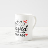 たった今結婚しました1年前、1周年結婚を迎える ボーンチャイナマグカップ (正面右)