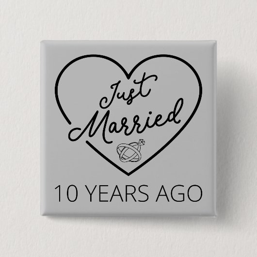 たった今結婚しました10年前III 缶バッジ (正面)