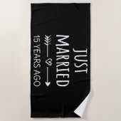 たった今結婚しました15年前I ビーチタオル (正面)