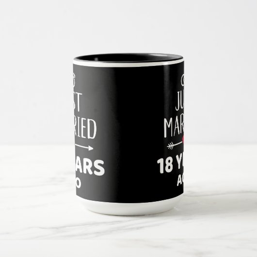 たった今結婚しました18年前18年結婚記念日 マグカップ (中央)