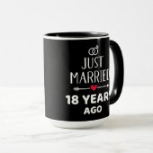 たった今結婚しました18年前18年結婚記念日 マグカップ (正面右)