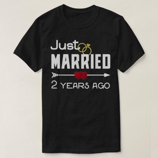 たった今結婚しました2年前2回目結婚の記念日 Tシャツ (デザイン正面)