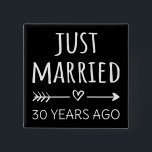 たった今結婚しました30年前 缶バッジ<br><div class="desc">可愛いデザイン。30年の結婚した間に行った人や結婚誓願の書き換え。カップル素晴らしに合った服を作る!30年前のカップルや得2000年の結婚した約束を更新したカップルのための「30年前のたった今結婚しましたの結婚引用文」。あなたはロマンチックな夫か妻か?このアートでスタイルを強調しよう!30素晴らし年前の友得人、30年の夫や妻、パパと母の30周年の年の間の友祝人に対する贈り結婚物。</div>