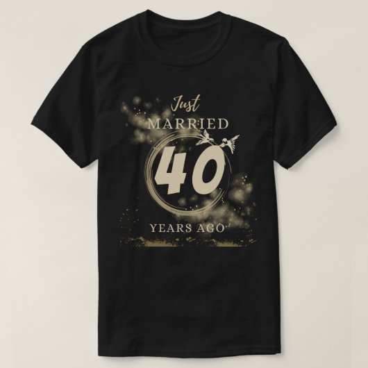 たった今結婚しました40年前結婚の記念日 Tシャツ (デザイン正面)