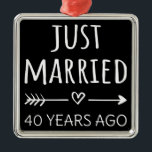 たった今結婚しました40年前 メタルオーナメント<br><div class="desc">かわいいデザイン40年の間に結婚した行った人や誓いの書き直し結婚に最適。カップル素晴らしに合った服を作る！40年前のカップルや得2000年の結婚した約束を更新したカップルのための「40年前のたった今結婚しましたの結婚引用文」。あなたはロマンチックな夫か妻か？このアートでスタイルを強調しよう！40素晴らし年前の友得人、40年の夫や妻、パパと母の40周年の年の間の祝に対する贈り結婚物。</div>