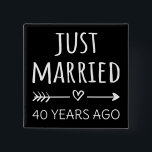 たった今結婚しました40年前 缶バッジ<br><div class="desc">かわいいデザイン40年の間に結婚した行った人や誓いの書き直し結婚に最適。カップル素晴らしに合った服を作る！40年前のカップルや得2000年の結婚した約束を更新したカップルのための「40年前のたった今結婚しましたの結婚引用文」。あなたはロマンチックな夫か妻か？このアートでスタイルを強調しよう！40素晴らし年前の友得人、40年の夫や妻、パパと母の40周年の年の間の祝に対する贈り結婚物。</div>