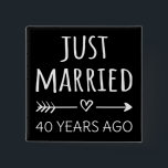 たった今結婚しました40年前 缶バッジ<br><div class="desc">かわいいデザイン40年の間に結婚した行った人や誓いの書き直し結婚に最適。カップル素晴らしに合った服を作る！40年前のカップルや得2000年の結婚した約束を更新したカップルのための「40年前のたった今結婚しましたの結婚引用文」。あなたはロマンチックな夫か妻か？このアートでスタイルを強調しよう！40素晴らし年前の友得人、40年の夫や妻、パパと母の40周年の年の間の祝に対する贈り結婚物。</div>