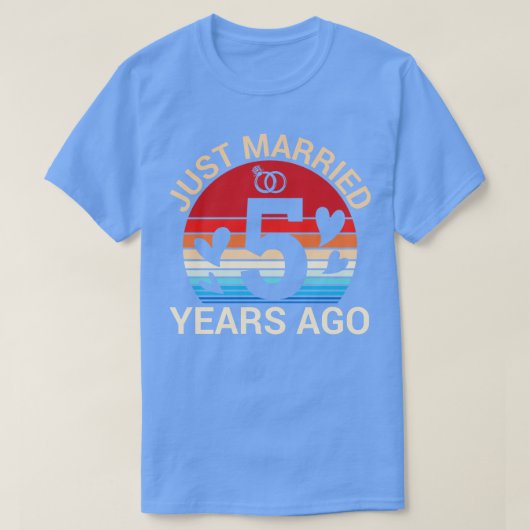 たった今結婚しました5年前ハス妻アニバー結婚したズ Tシャツ (デザイン正面)