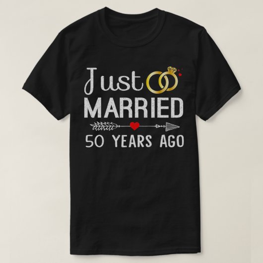たった今結婚しました50年前の50周年記念ギフト Tシャツ (デザイン正面)