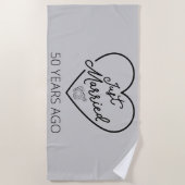 たった今結婚しました50年前III ビーチタオル (正面)