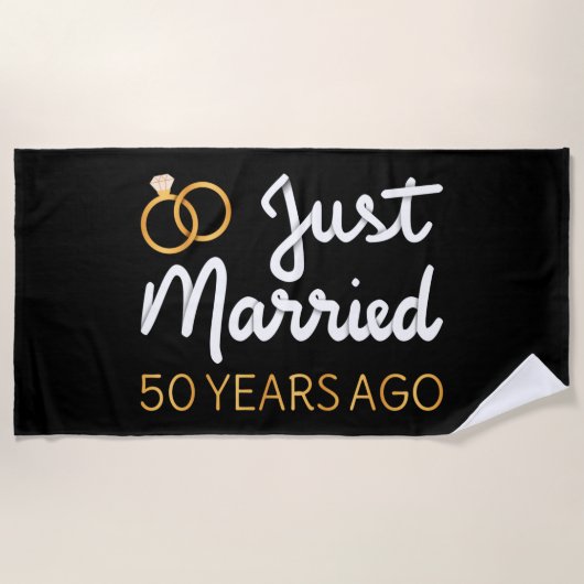 たった今結婚しました50年前IV ビーチタオル (正面)