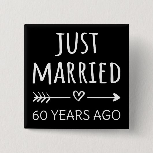 たった今結婚しました60年前 缶バッジ (正面)