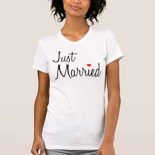 たった今結婚しました(スクリプトと赤いハート) Tシャツ (正面)