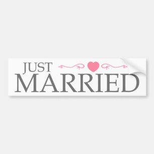 たった今結婚しました(ピンクのハートスクロール) バンパーステッカー