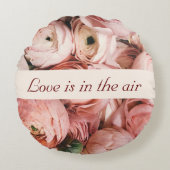 たった今結婚しました、ピンクのバラ、愛は空中にある ラウンドクッション (正面)