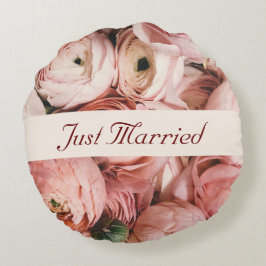 たった今結婚しました、ピンクのバラ、愛は空中にある ラウンドクッション