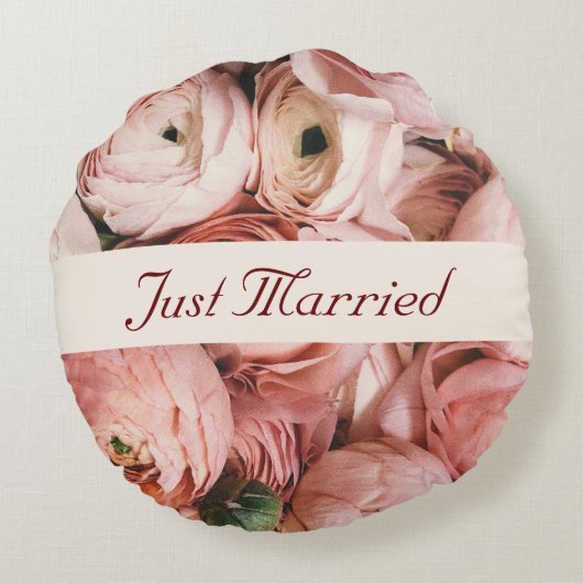 たった今結婚しました、ピンクのバラ、愛は空中にある ラウンドクッション (裏面)