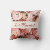 たった今結婚しました、ピンクのバラ、愛は空回りにある クッション (裏面)