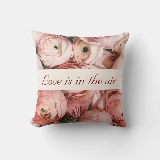 たった今結婚しました、ピンクのバラ、愛は空回りにある クッション (正面)
