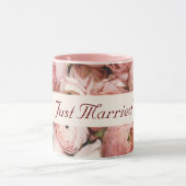 たった今結婚しました、ピンクのバラ、愛は空回りにある マグカップ (中央)