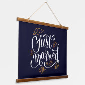 たった今結婚しました 吊り下げ型タペストリー (傾斜あり)