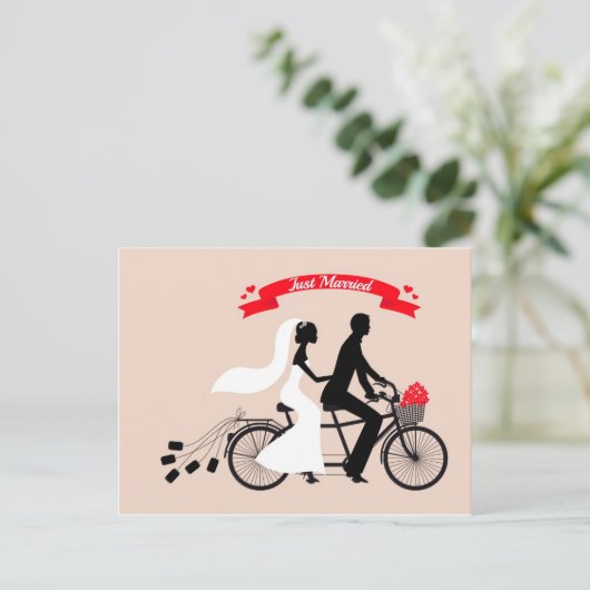 たった今結婚しました、新郎新婦結婚の自転車 案内ポストカード (スタンド正面)