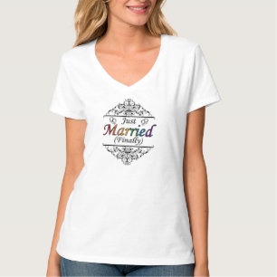 たった今結婚しました(最終的に)レズビアンプライドタイポグラフィ Tシャツ