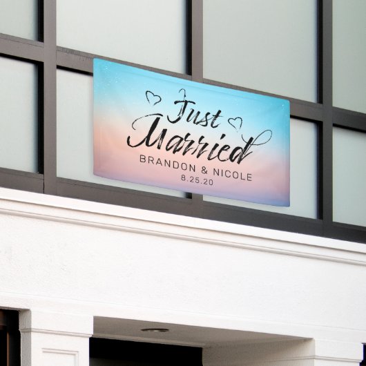 たった今結婚しました 横断幕 (ビルの外側)