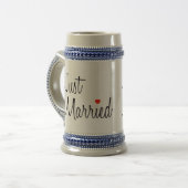 たった今結婚しました(赤いハートが付いている原稿) ビールジョッキ (正面左)