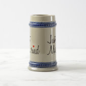 たった今結婚しました(赤いハートが付いている原稿) ビールジョッキ (中央)