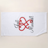 たった今結婚しました(赤リンク付き渦巻形のハート) ビーチタオル (正面)