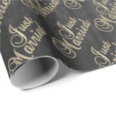 たった今結婚しました – 黒い黒板 – 結婚s ラッピングペーパー (ロールコーナー)