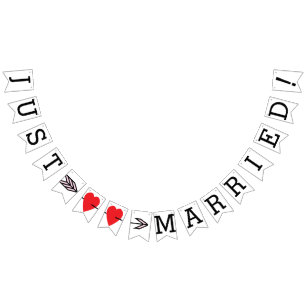 たった今結婚しました、2つの赤いハートと矢印 バンティングフラッグ