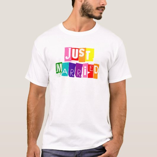 たった今結婚しましたLGBT LGBTQレインボーフラグタイポグラフィ Tシャツ (正面)