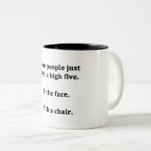 たった5人だけ要る人もいる ツートーンマグカップ (正面右)