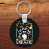 たのしいビリヤードの時間だ Madafakas 面白い アライグマ ビリヤード プレーヤー キーホルダー (正面)