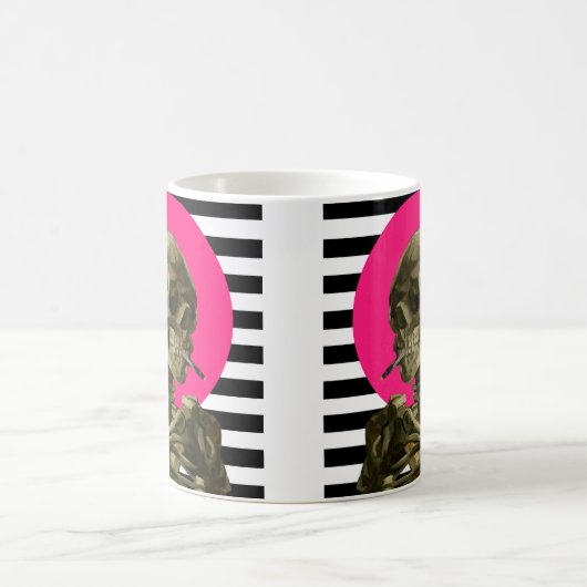 たばこのコラージュを燃やす骨格のスカル コーヒーマグカップ (中央)