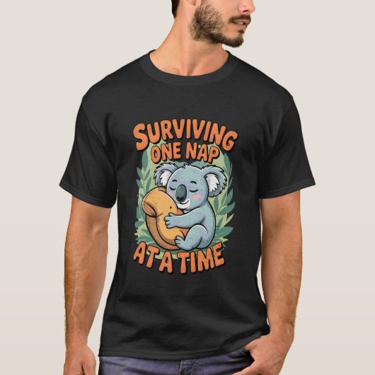 たび重なる眠気と戦う かわいい眠そうなコアラ Tシャツ (正面)