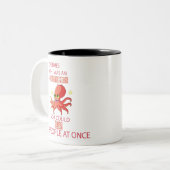 たまにタコになればいいのに、たたまにたこをたたいたい ツートーンマグカップ (正面左)