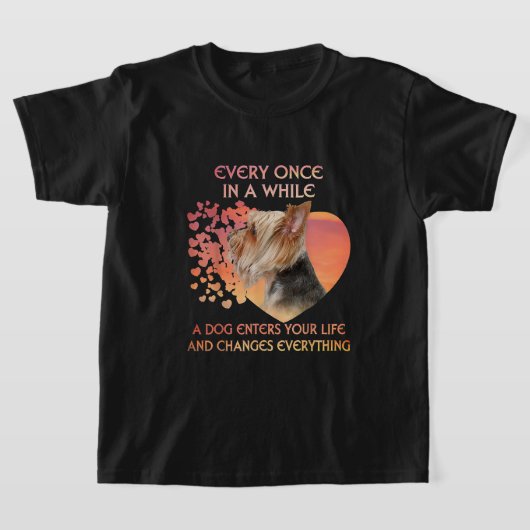 たまに犬がヨークシャーの恋人に入ってくる Tシャツ (レイダウン)