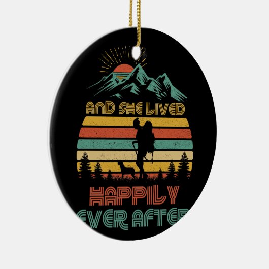 ためにハイキングをした後、女性と彼女は幸せに暮らした セラミックオーナメント (右)
