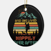 ためにハイキングをした後、女性と彼女は幸せに暮らした セラミックオーナメント (左)