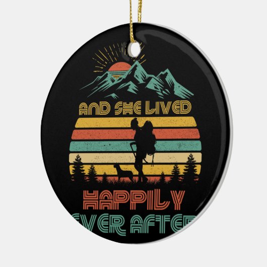 ためにハイキングをした後、女性と彼女は幸せに暮らした セラミックオーナメント (左)