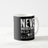 ためのハーモニカを持つ老人を決して過小評価しない コーヒーマグカップ (正面右)