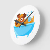 たらいの泡風呂を取っている子犬 ラウンド壁時計 (傾斜)