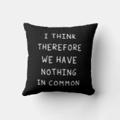 だか考えら何の共通点も無い クッション (裏面)